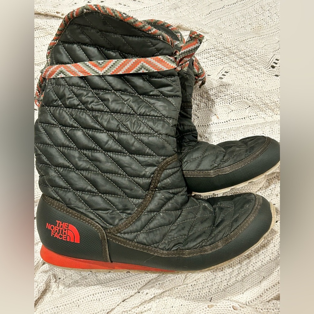 The North Face Cozy Comfortable Dark Green Quilted Boots with Orange Accents